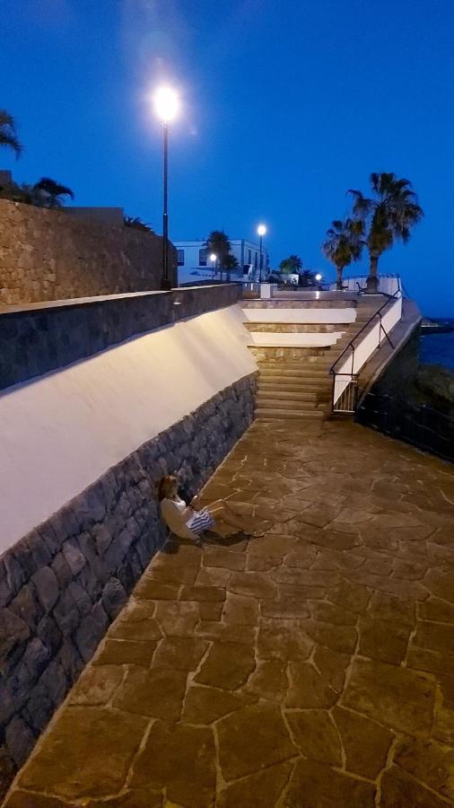 Seaside Serenity: Remote Work Retreat in Poris de Abona Exterior photo